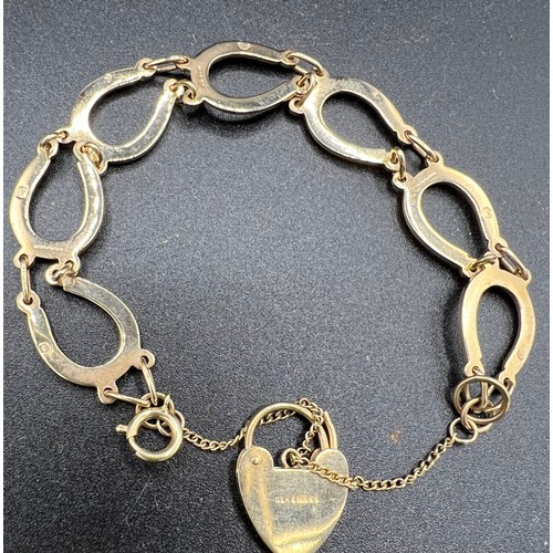 546 - A 9ct gold horseshoe bracelet. Weight 11.9gm.