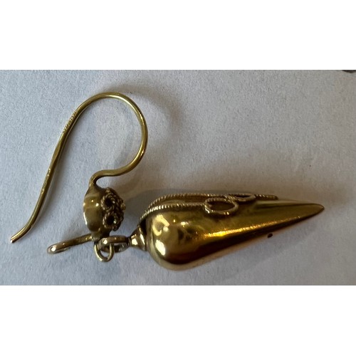 613 - A pair of Victorian 15ct gold drop earrings. Total weight 3.5gm.