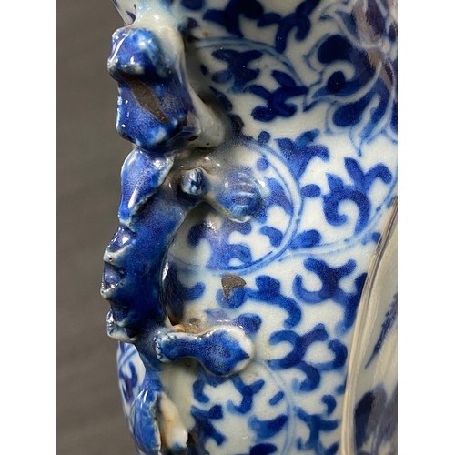 760 - Chinese blue and white ceramics to include moon flask vase. 22cm h.