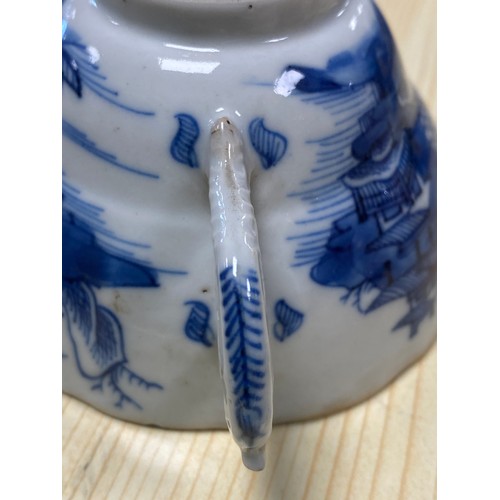 760 - Chinese blue and white ceramics to include moon flask vase. 22cm h.