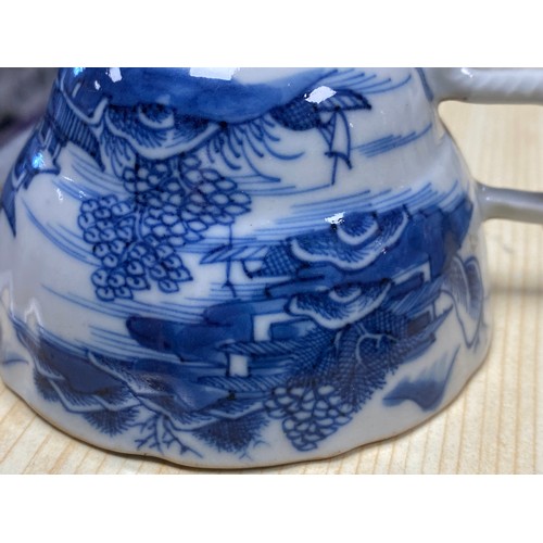 760 - Chinese blue and white ceramics to include moon flask vase. 22cm h.