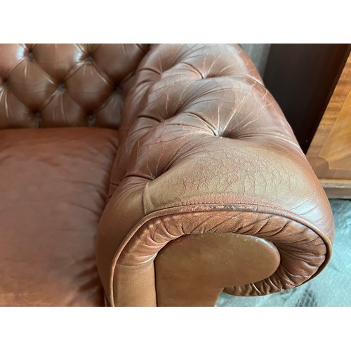 68 - Brown leather upholstered button backed chesterfield sofa. 187 x 87 x 65cm.