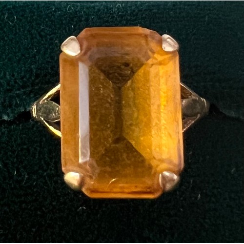 546 - A 9ct gold ring set with yellow stone size L. Weight 2.7gm.