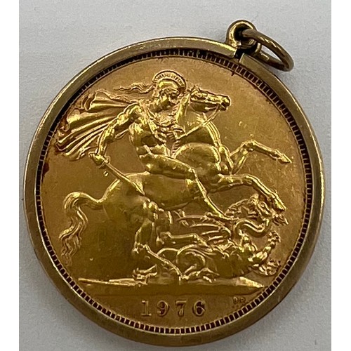 662 - A 1976 gold sovereign in unmarked yellow metal mount. Total weight 8.6gm.