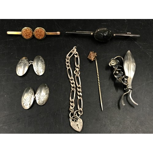 543 - A quantity of silver and 9ct gold jewellery to include scarab beetle brooch, cufflinks, stickpin, 9c... 