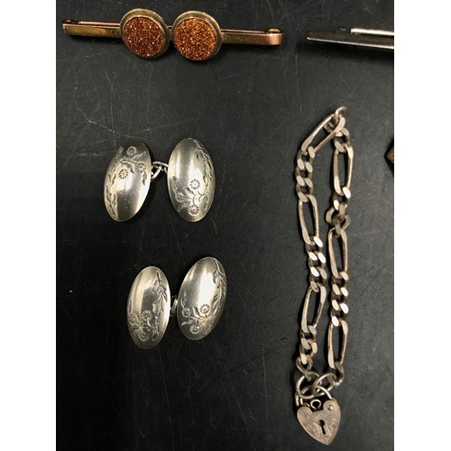 543 - A quantity of silver and 9ct gold jewellery to include scarab beetle brooch, cufflinks, stickpin, 9c... 