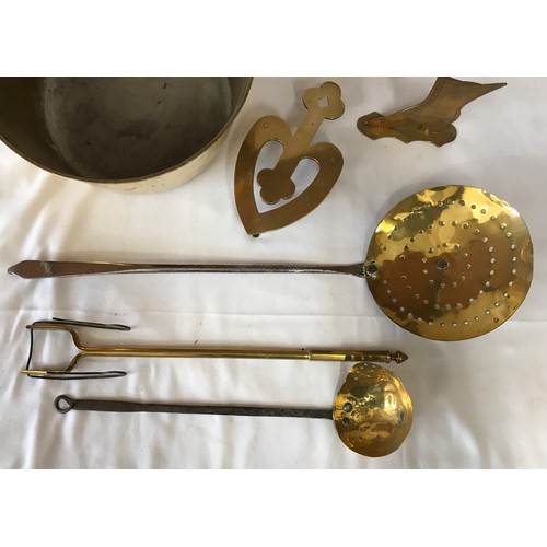 1057 - A collection of brassware to include large bucket with swing handle 33cm d, brass utensils and displ... 