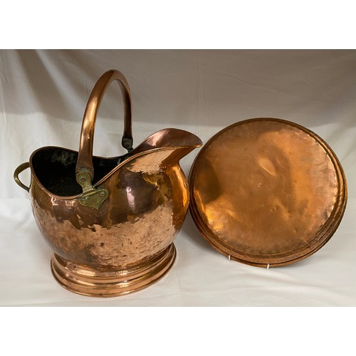 1055 - Copper tray and hammered copper coal helmet. Helmet 27cm h. Tray measuring 36cm d.