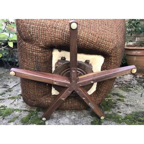 79 - Parker Knoll brown swivel armchair with button back, 96cm floor to top 32cm floor to top of seat.