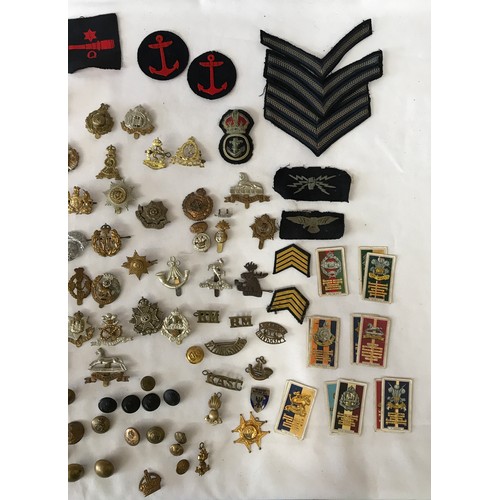 1202 - A collection of WWI and WW2 cap badges and shoulder titles to include RAF, Royal Navy, Japanese etc ... 