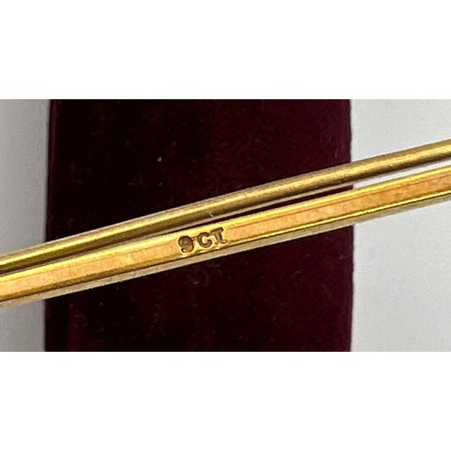 562 - A 9ct gold tie pin and 9ct gold bar brooch in fitted cases together with two unmarked tie pins. Weig... 