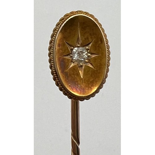 563 - A 15ct gold tie pin with diamond in fitted case 1.5gm.