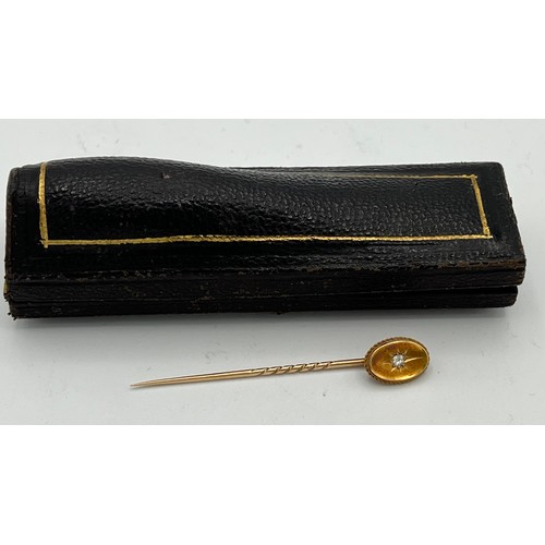 563 - A 15ct gold tie pin with diamond in fitted case 1.5gm.