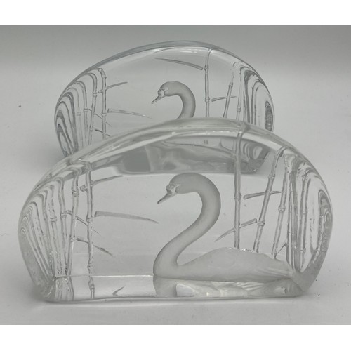 418 - Two clear crystal reverse moulded sculptures depicting swans by Mats Jonasson Pattern number 33177. ... 