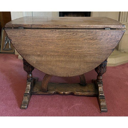 94 - An oak drop leaf occasional table. 65 x 34 x 56cm h closed, 94cm open.