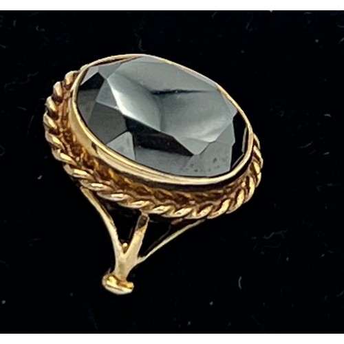 574 - A nine carat gold jet set ring, size M, weight 3.1gm.