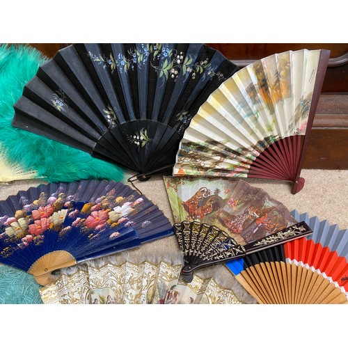 922 - A collection of various fans to include wood, bone, plastic, paper, silk, feathers etc.