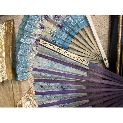 922 - A collection of various fans to include wood, bone, plastic, paper, silk, feathers etc.