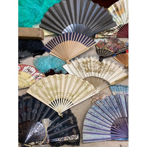 922 - A collection of various fans to include wood, bone, plastic, paper, silk, feathers etc.