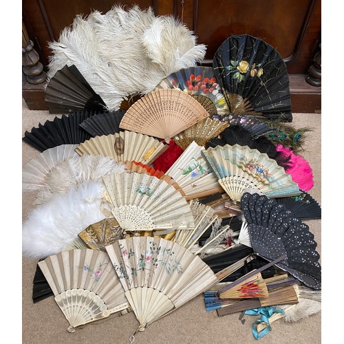 923 - A selection of various fans to include paper, feathers, wood, plastic etc to include a paper fan wit... 