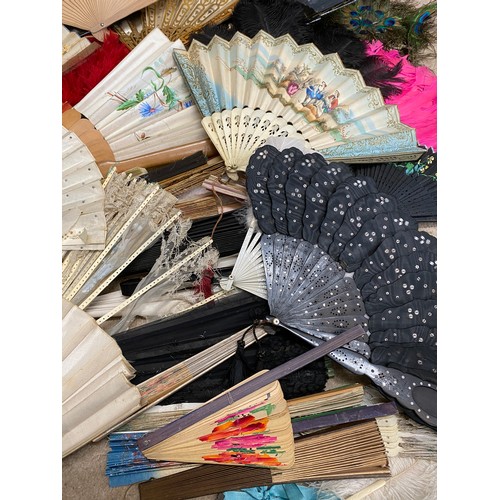 923 - A selection of various fans to include paper, feathers, wood, plastic etc to include a paper fan wit... 