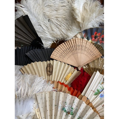 923 - A selection of various fans to include paper, feathers, wood, plastic etc to include a paper fan wit... 