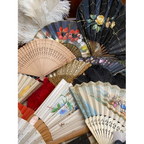 923 - A selection of various fans to include paper, feathers, wood, plastic etc to include a paper fan wit... 