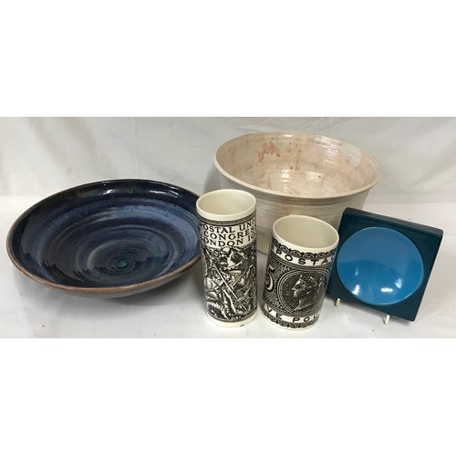 349 - Five pieces of ceramics to include two Hornsea Pottery mugs one depicting a £5 note and the other Po... 