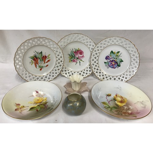 354 - Collection of Royal Worcester to include a cream and white daffodil shape vase Rd No. 130002, G103, ... 