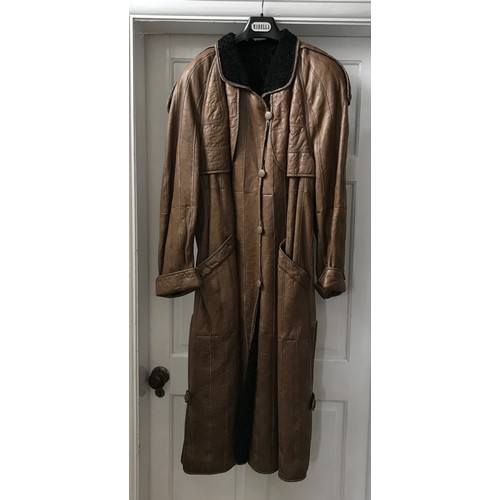 925 - A 1980's good quality ladies vintage brown  leather coat with padded shoulders. Fits size 18. Length... 