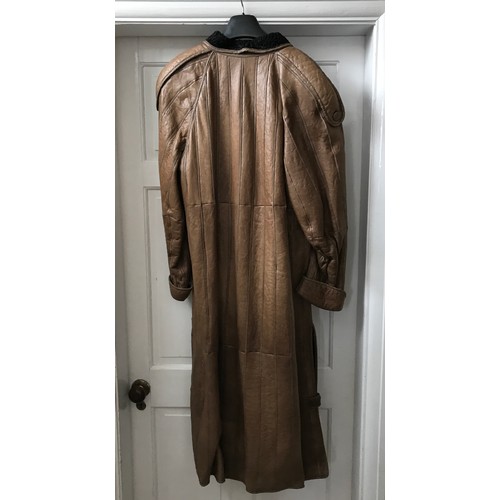 925 - A 1980's good quality ladies vintage brown  leather coat with padded shoulders. Fits size 18. Length... 