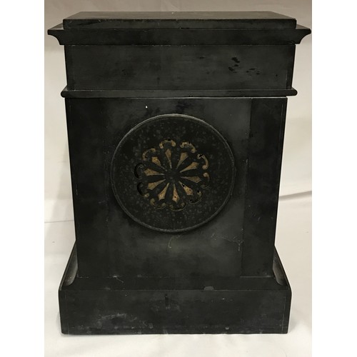 1193 - A Victorian slate mantle clock with column supports. 
With pendulum.