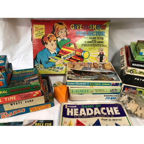 830 - Selection of children's toys to include jigsaws, games and books.