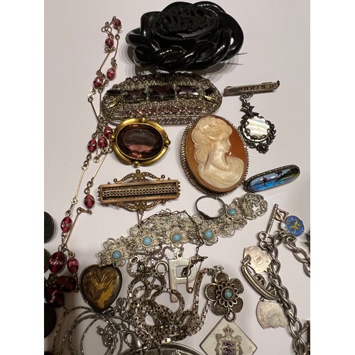 568 - A quantity of Victorian, Edwardian and later jewellery to include jet brooch, silver St. Christopher... 