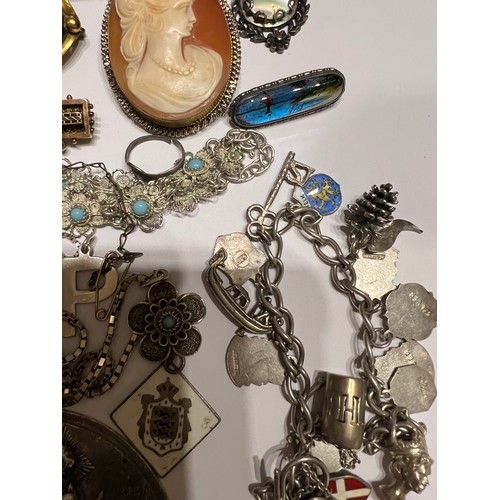 568 - A quantity of Victorian, Edwardian and later jewellery to include jet brooch, silver St. Christopher... 