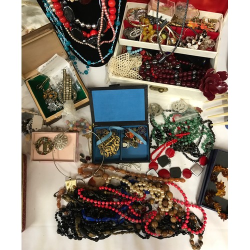 469 - Large collection of costume jewellery to include necklaces, earrings, brooches, beads etc