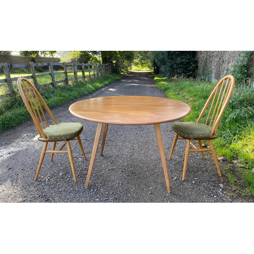 122 - Ercol oval dining table with two drop leaves 125 x 113.5 x 71cm fully extended and 61.5 with leaves ... 