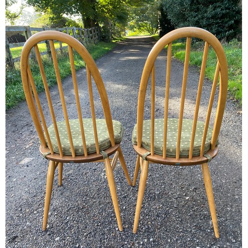 122 - Ercol oval dining table with two drop leaves 125 x 113.5 x 71cm fully extended and 61.5 with leaves ... 