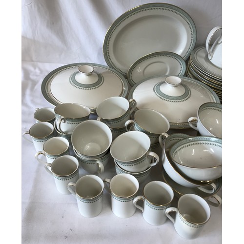 259 - A large collection approx. 116 pieces of Royal Doulton 'Berkshire' tea and dinner service to include... 