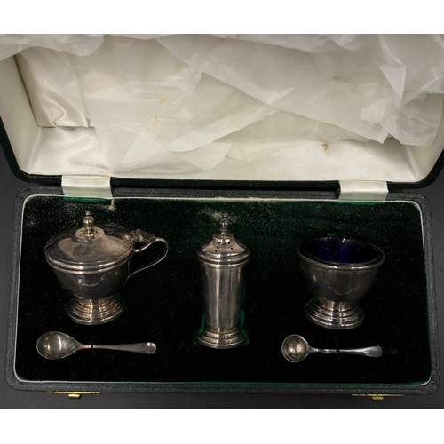 787 - Elkington & Co Ltd silver condiment set Birmingham 1961 in fitted case with two blue liners. Total s... 