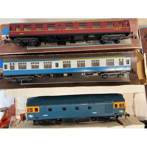 792 - A collection of boxed Lima O Gauge trains and track to include LMS 15865 coach, 15867 coach, diesel ... 