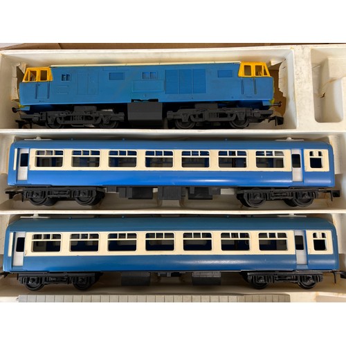 794 - A Novo O Gauge 'Big Big' Passenger Train Set, made in USSR with the Tri-ang tooling, including batte... 