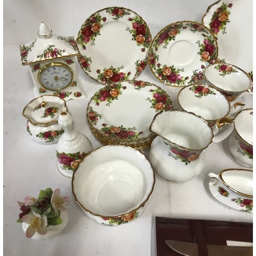 256 - Royal Albert 'Old Country Roses' comprising: 6 x cups and saucers, sugar bowl, milk jug, 6 x small p... 