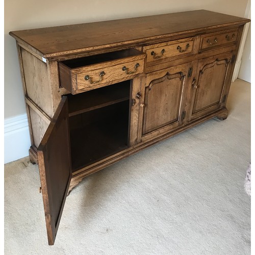 110 - Oak sideboard with 3 drawers and 3 cupboards 90 x 167 x 48cm w.