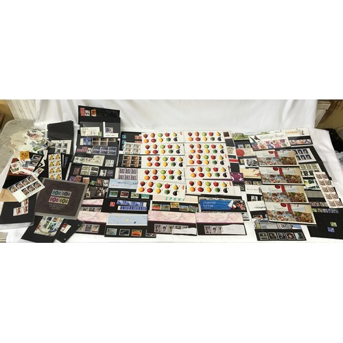 674 - GB mint stamps and presentation packs mainly 1980's and 1990's to include Welsh Diana packs and 15 p... 