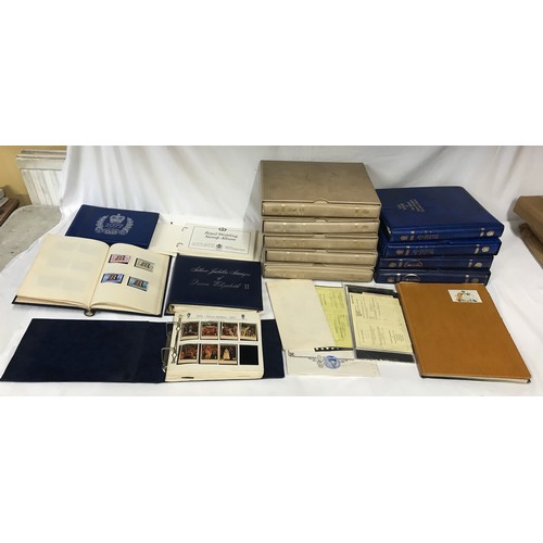 679 - Royal Family themed omnibus printed albums to include Charles and Diana royal wedding in five printe... 