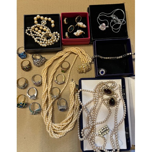 485 - A quantity of costume jewellery to include faux pearl necklaces, silver cocktail rings etc.