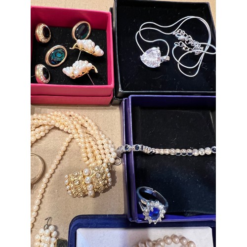 485 - A quantity of costume jewellery to include faux pearl necklaces, silver cocktail rings etc.