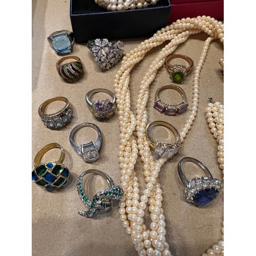 485 - A quantity of costume jewellery to include faux pearl necklaces, silver cocktail rings etc.