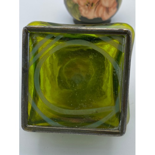 417 - An Art Nouveau inkwell with green iridescent glass and brass hinged cover stamped DRGM 168180 GER103... 